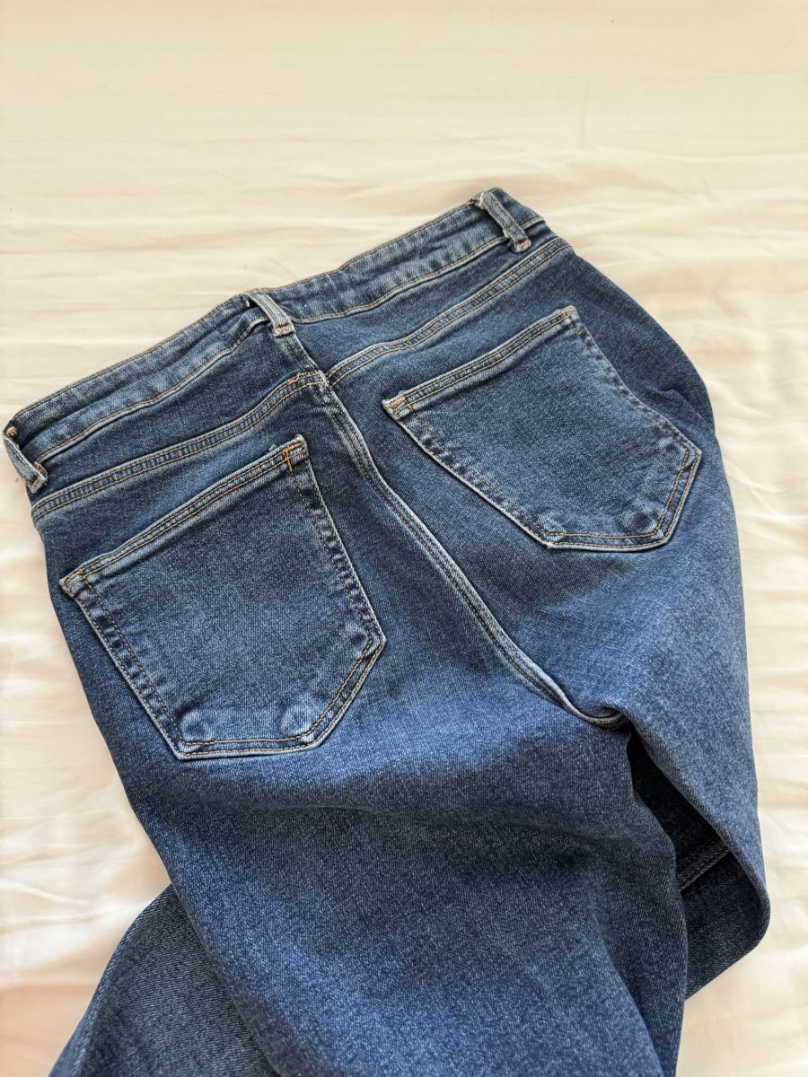 Zara Jeans: Zara Jeans mit Schlitz, top Zustand! – Gebraucht aus Volketswil von habibeoez 1
