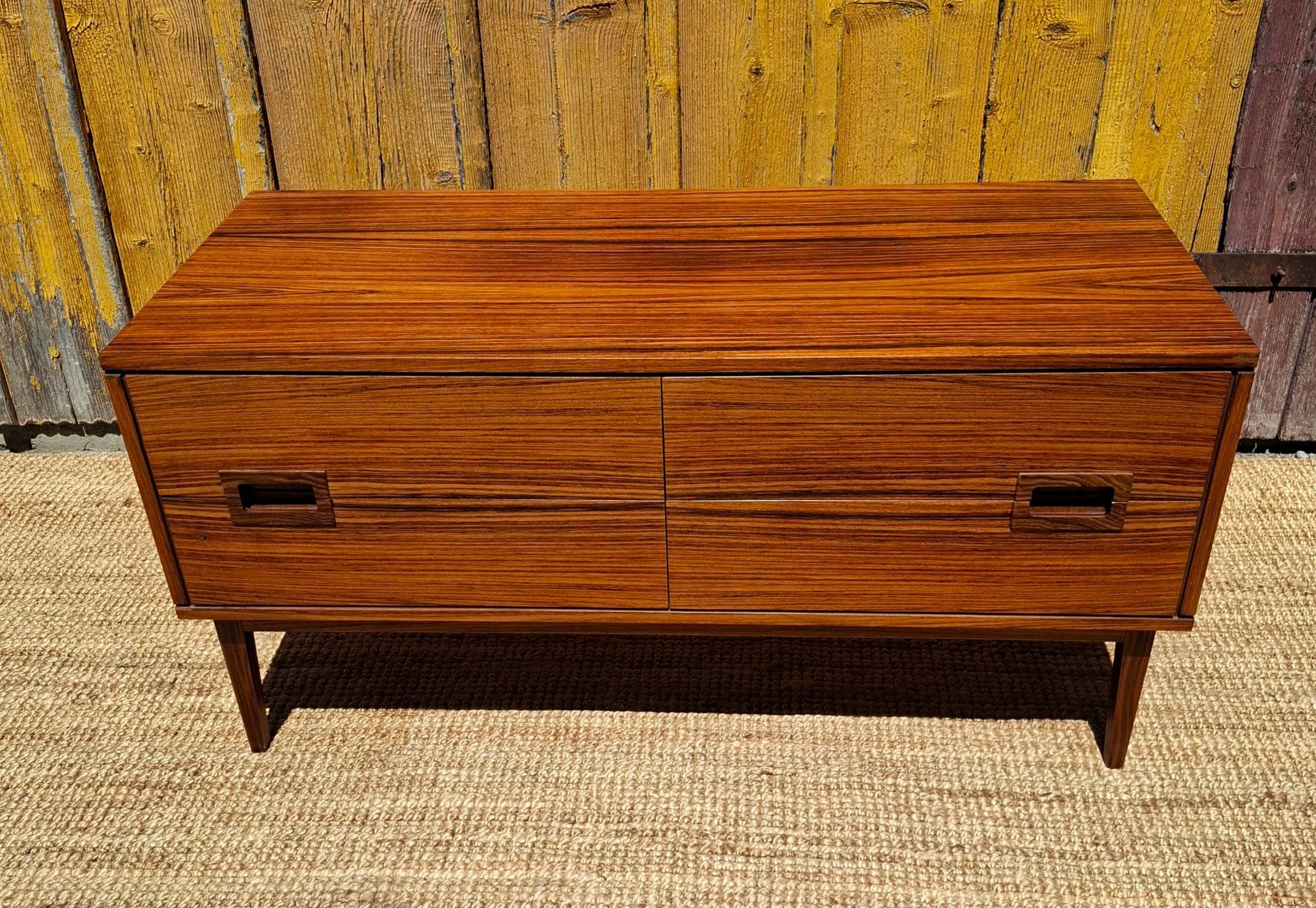 Cassettiere: Mid Century  Minimalist Sideboard Palisander style – Usato da Haslen AI venduto da Vintagelix 5