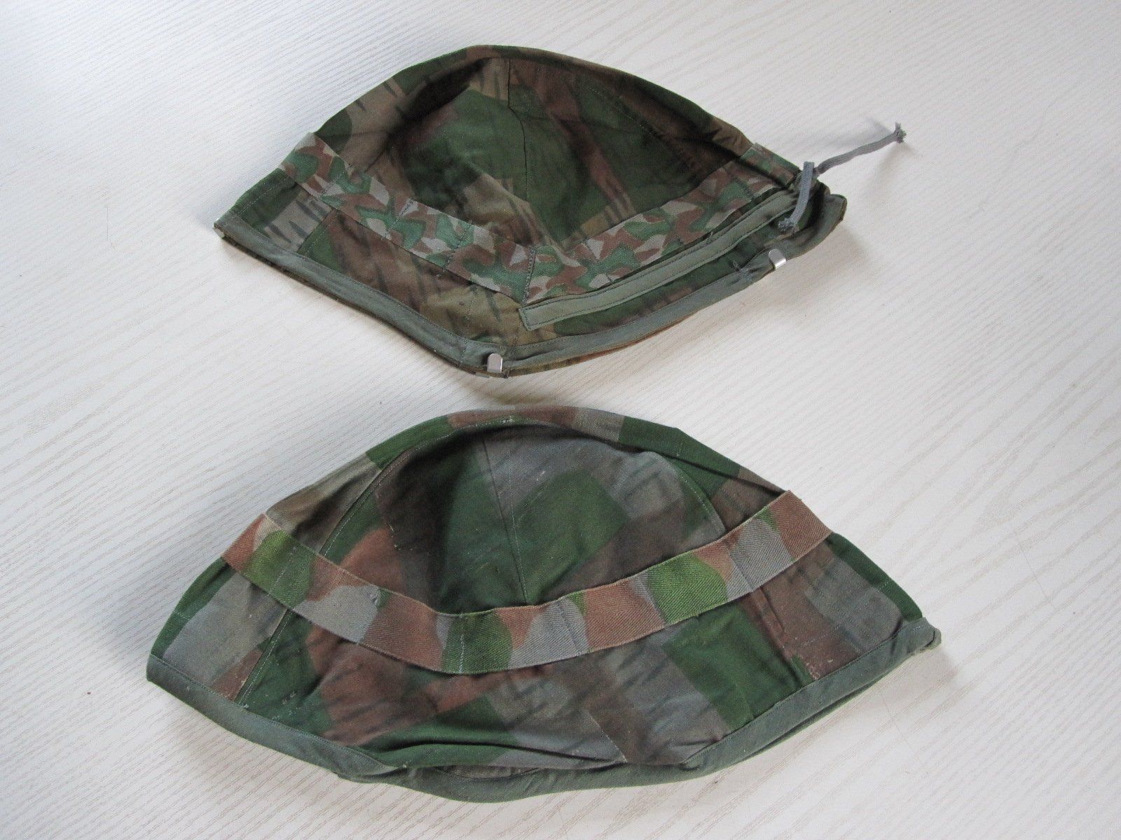 Schweizer Armee Uniformi & Effetti personali: 2 Tarnüberzüge Stahlhelm M18 Schweizer Armee – Usato da Worb venduto da Santosdumont 1