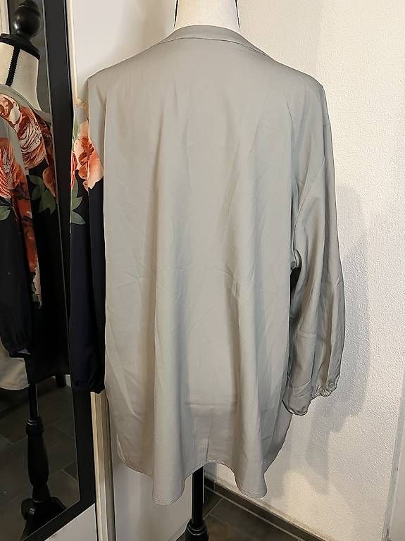 Camicette: Bluse mit Rosenprint - Grösse ca. XL  – Usato da Urdorf venduto da Marybyii 4