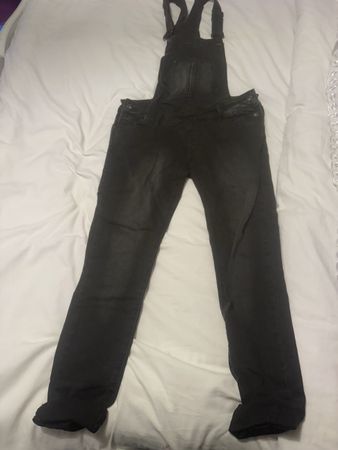 Dunkle Jeans Latzhose Grösse 36, cool für Frühling