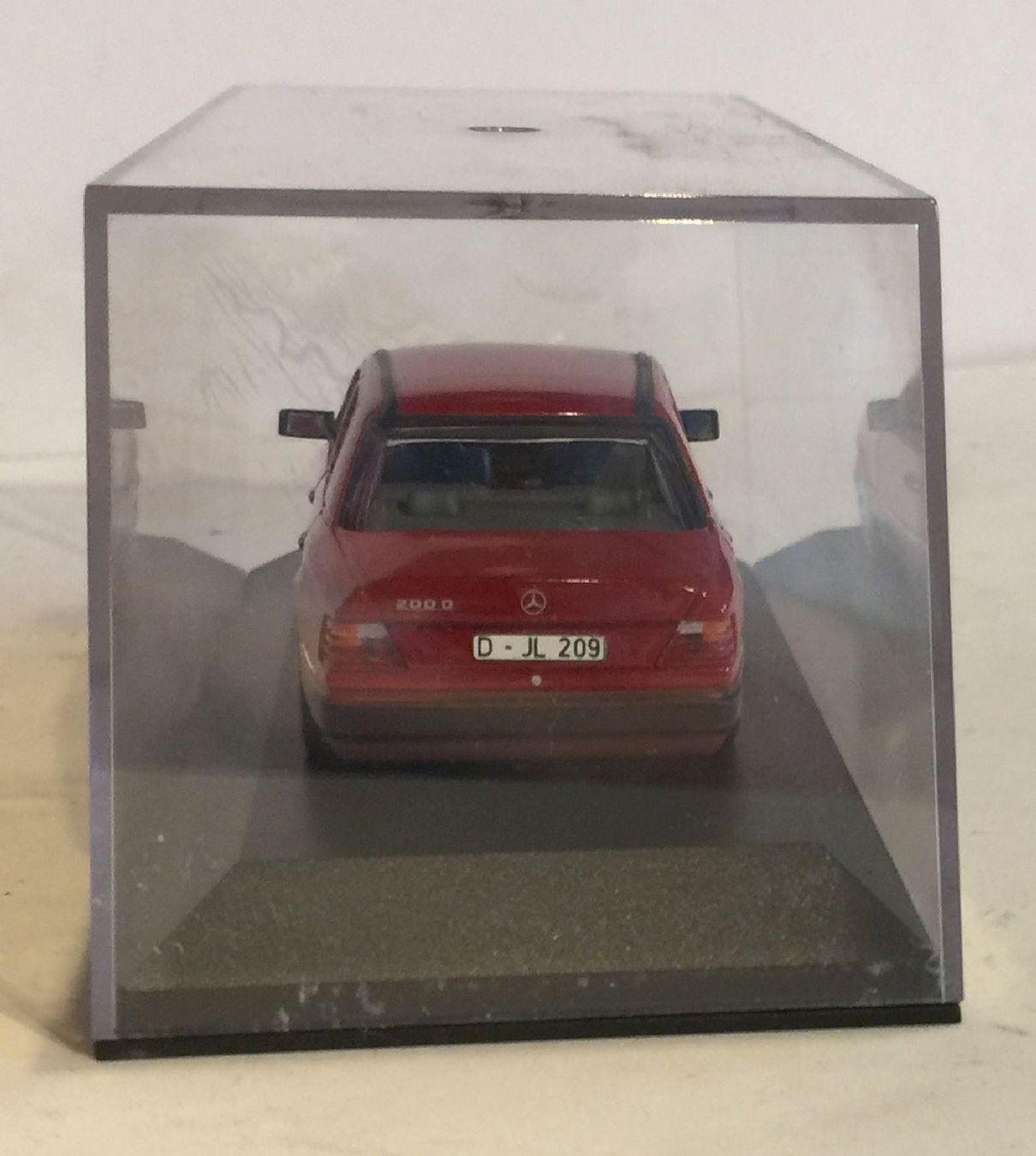 Minichamps Modellautos: MINICHAMPS  Mercedes-Benz 200D – Gebraucht aus Sonceboz-Sombeval von Decolove 4