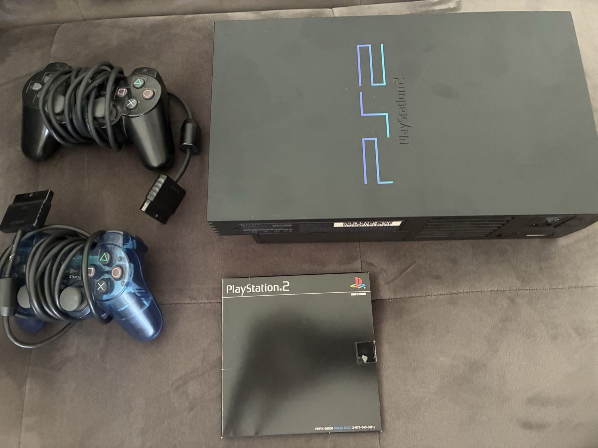 Sony Console: Playstation 2 mit 2 Controller, 1 Spiel Ohne Kabel – Usato da Zürich venduto da banane70