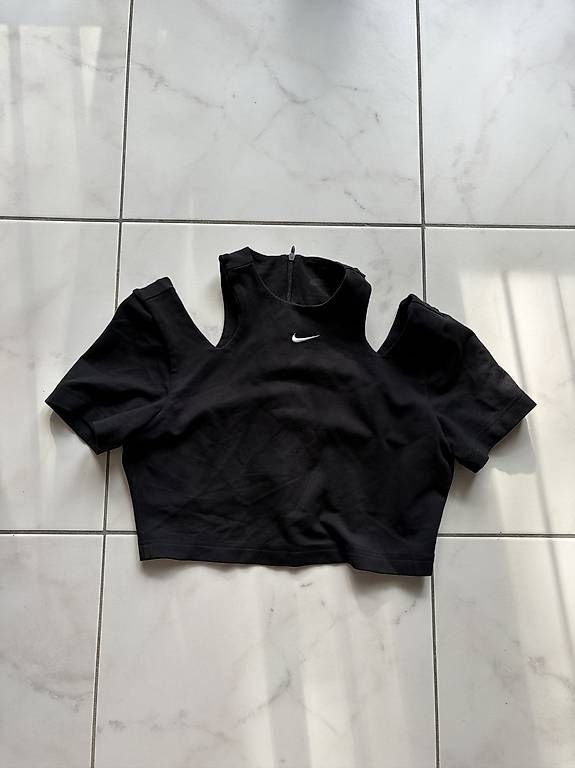 Top: Nike top  – Usato da Fahrwangen venduto da ste_v7sm