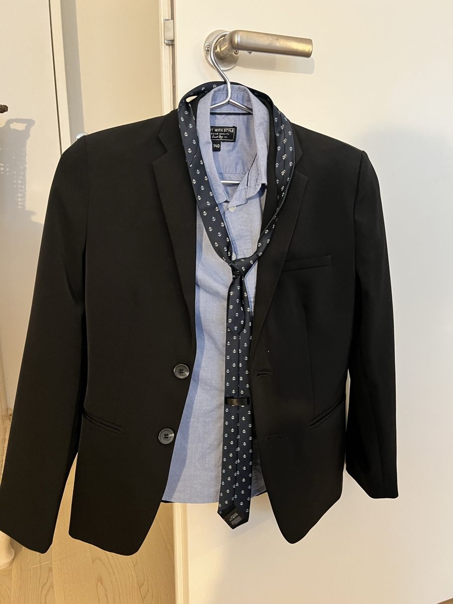 Camicie, T-shirt & Polo: Schwarzer Blazer mit Hemd und Krawatte, Grösse 140/146 – Usato da Zürich venduto da Marianne72 1