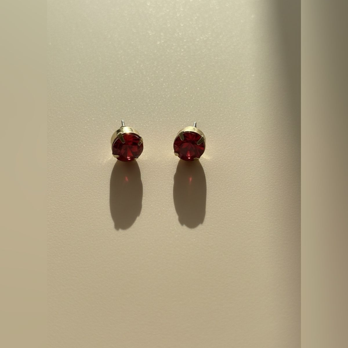 Orecchini pendenti & Orecchini a lobo: Gold Tone Stud Earrings with Ruby Red Faceted Jewel – Nuovo (secondo la descrizione) da Saland venduto da ele_vc96 1