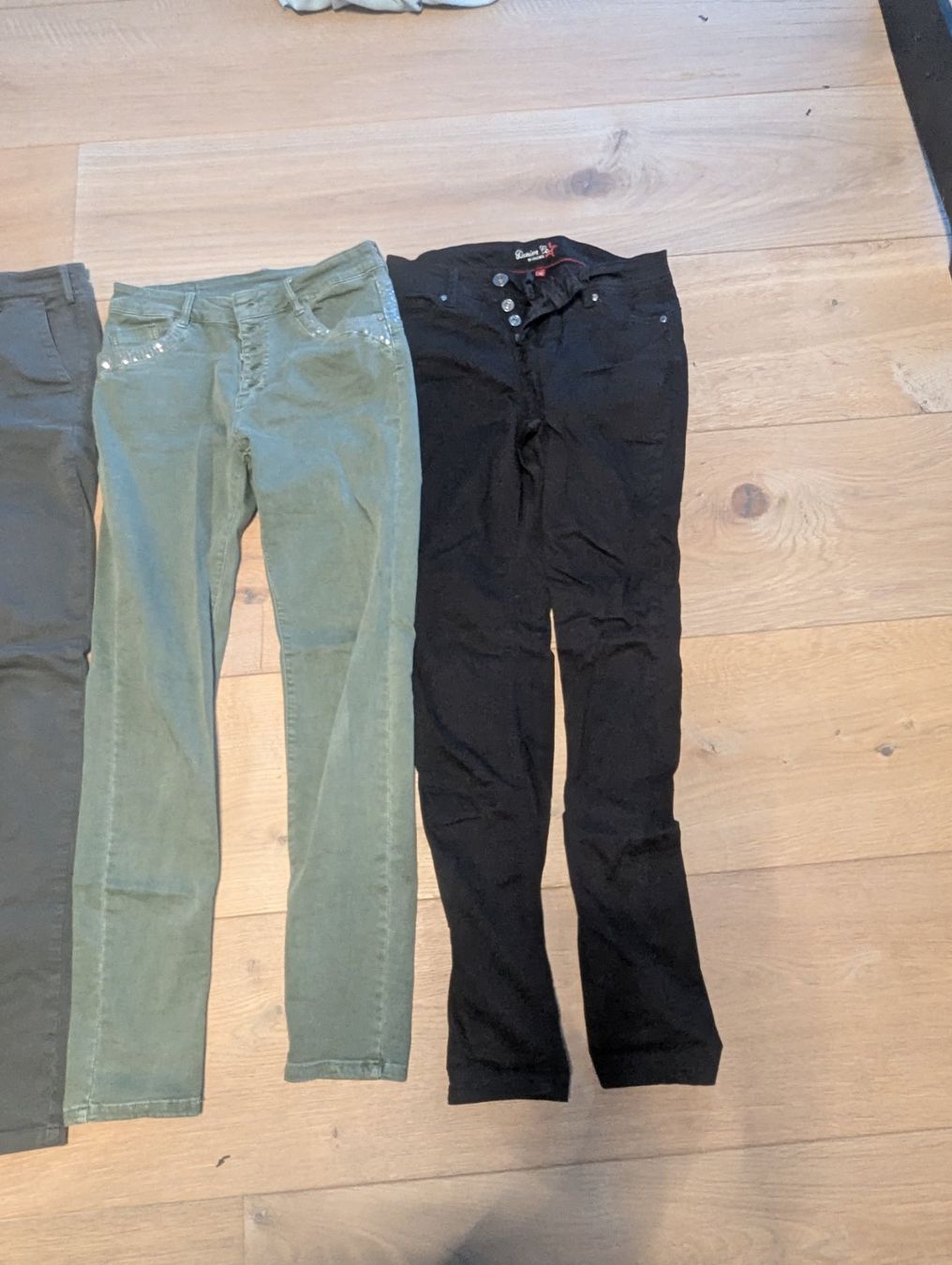 Pantaloni: 3 paar Damenhosen S/m – Usato da Root venduto da Pfroeschli 2