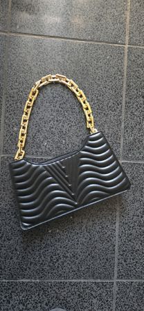 SECOND HAND Schwarze kleine Handtasche mit goldener Kette