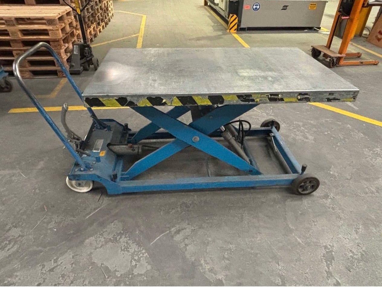 Piattaforme elevatrici & Crick: Mobiler Marken Scherenhubtisch Hydraulisch – Usato da Egg b. Zürich venduto da SwissTradingAgency 7