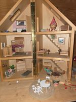 Grosses Puppenhaus aus Holz mit vielen Möbeln, bespielt 57