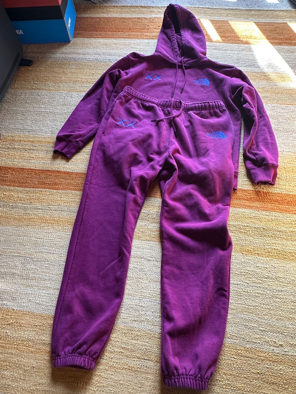 Lotti di vestiti: North Face x Kaws Jogging Suit – Usato da Villars-Burquin venduto da Iliasso 1