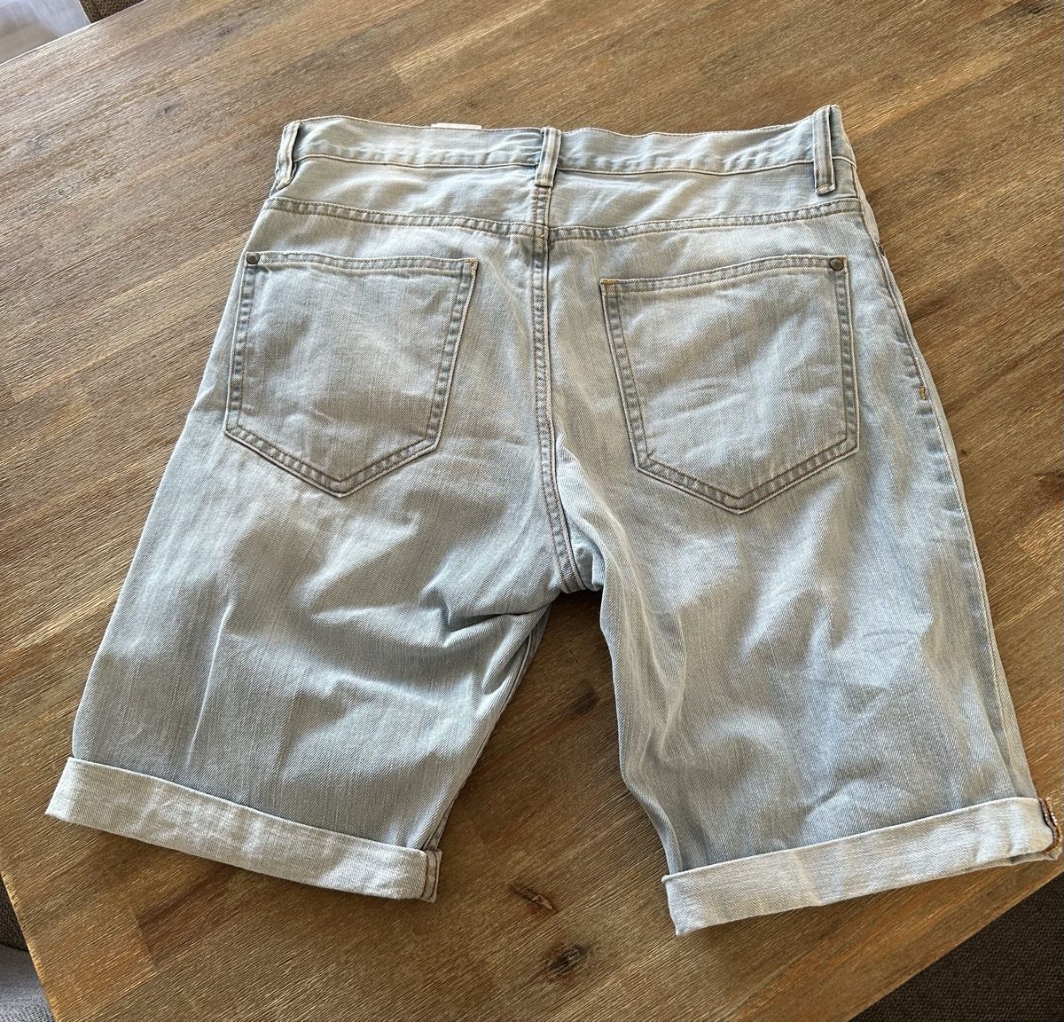Jeans: H&M Divided Jeansshorts – Gebraucht aus Gossau ZH von Verzino 2