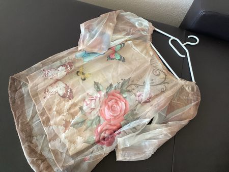 Sommerliche Damen Bluse mit Blumen/Schmetterlinge, ab 1 Fr.