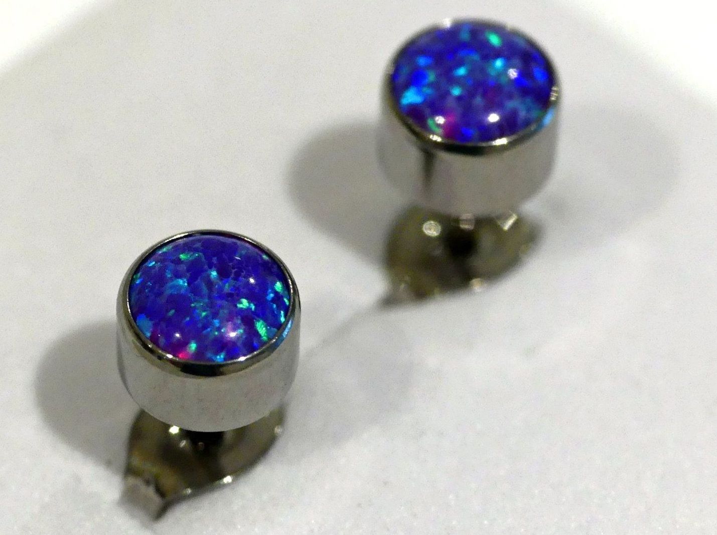 Orecchini pendenti & Orecchini a lobo: Ohrstecker aus Titanium mit Opal – Nuovo e nell'imballaggio originale da Matten b. Interlaken venduto da kero71 1