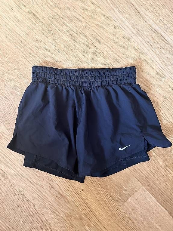 Nike Pantalons: Nike Performance Short Grösse S – D'occasion à Allschwil par ann_2t6s 2