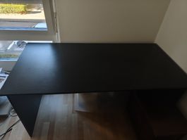 Schreibtisch in Schwarz, schlichtes Design, gut erhalten