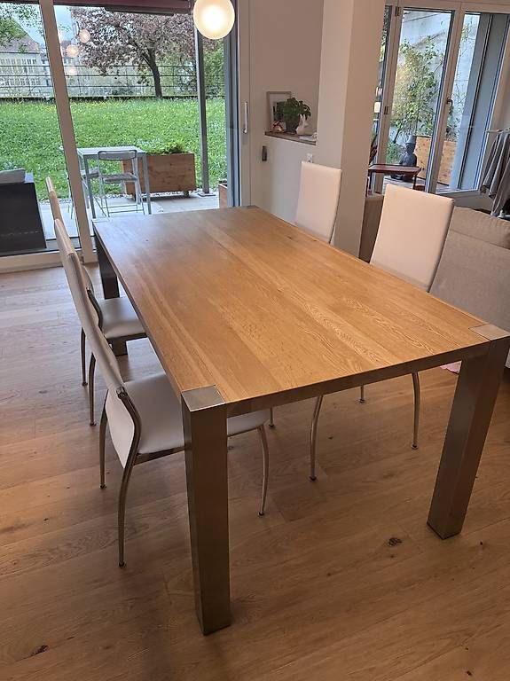 Set di tavolo e panche: Table en bois massif Pfister avec 4 chaises  – Usato da Bern venduto da nastrovov
