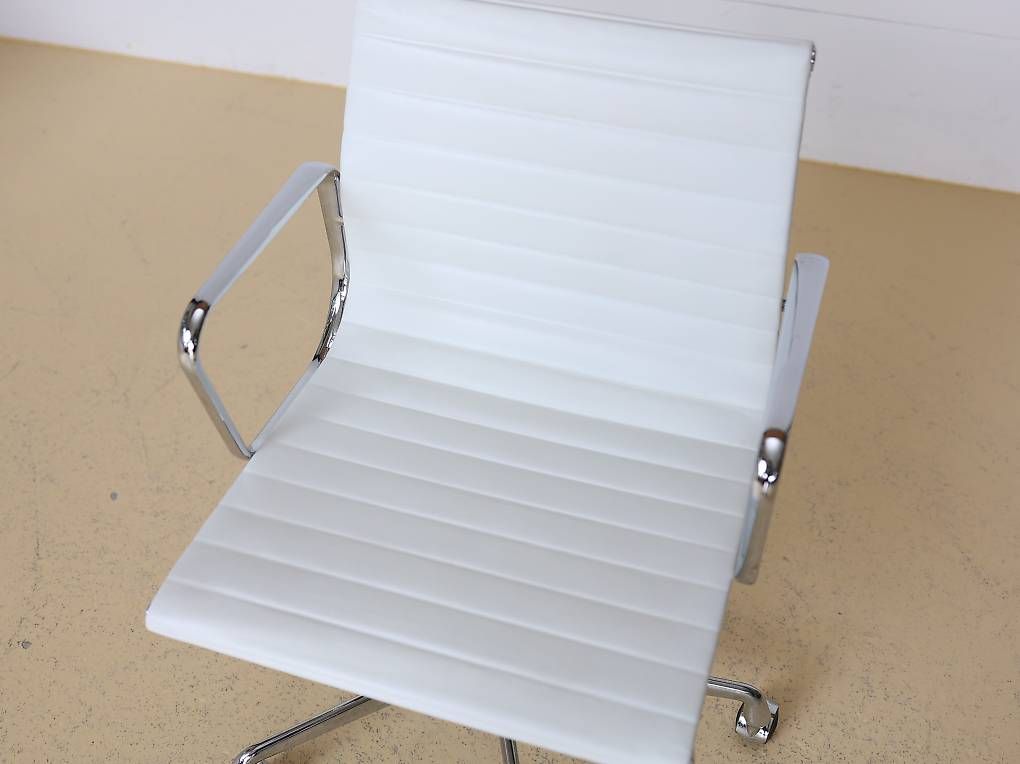 Vitra Sedie: Vitra Eames Bürostuhl EA 117 - Weiss Leder – Usato da Meinisberg venduto da atelier_TILIJA 2