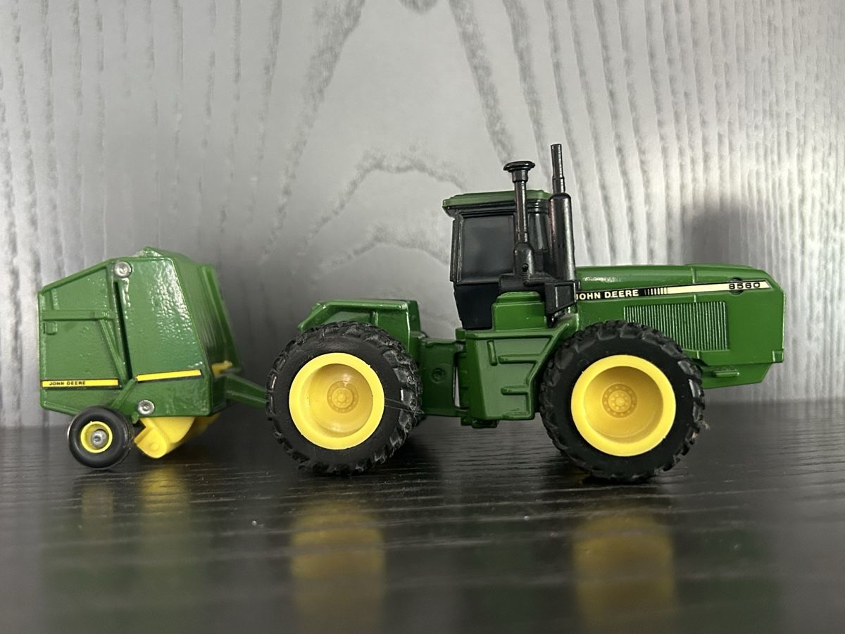 John Deere Trattori: John Deere 8560 mit Rundballenpresse – Usato da Horw venduto da Tigercat635 1