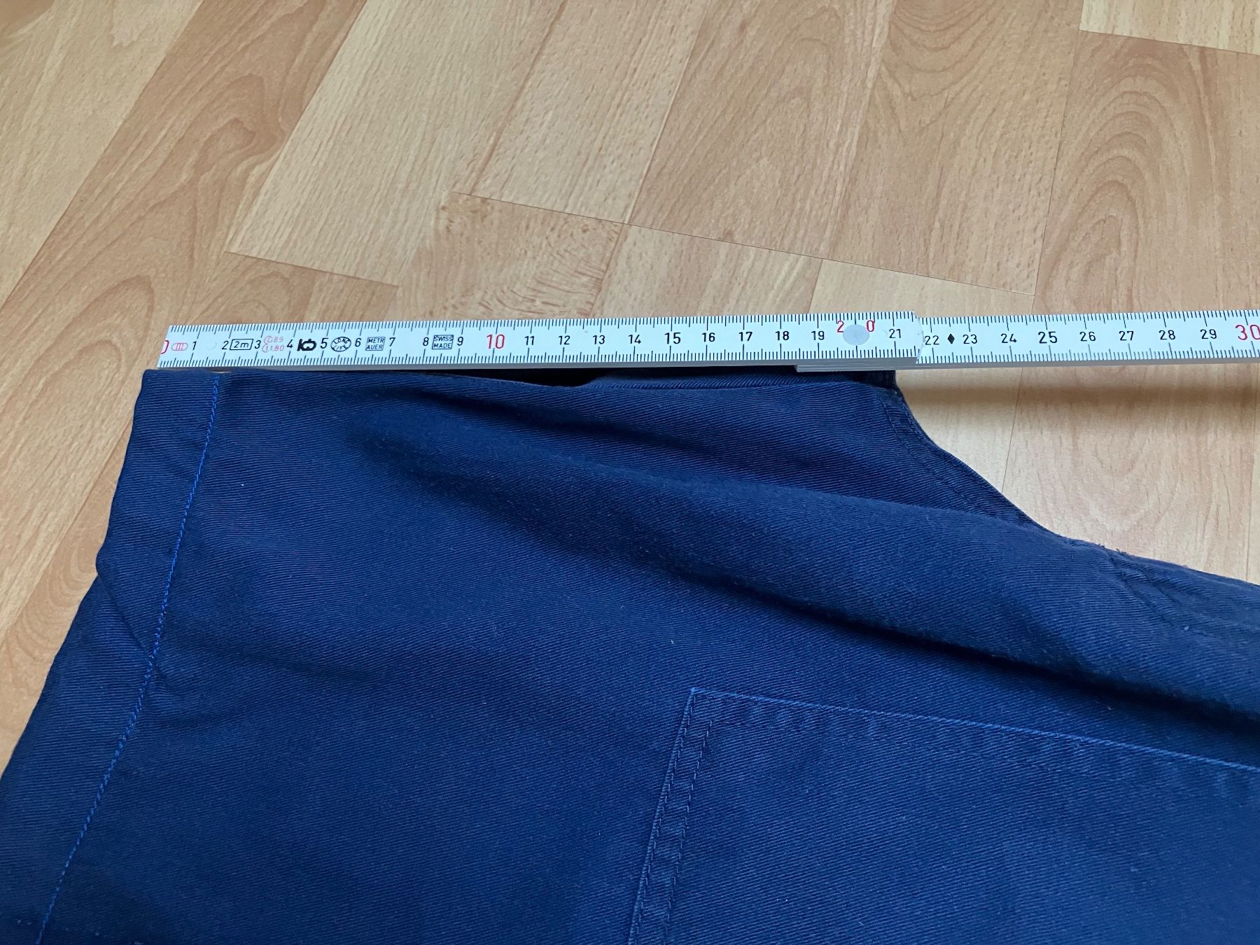 Pantaloni: Arbeitskleidung kurze Latzhose Hose – Usato da Bettwiesen venduto da Zustand57 3