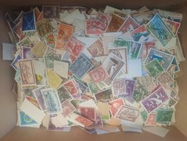 Schachtel mit ca. 500g Briefmarken abgelöst, von alt bis neu