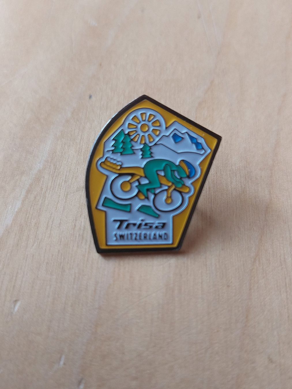 Trisa Placchette & Badge: 3 TRISA - PIN – Usato da Gipf - Oberfrick venduto da Esnoopy 1
