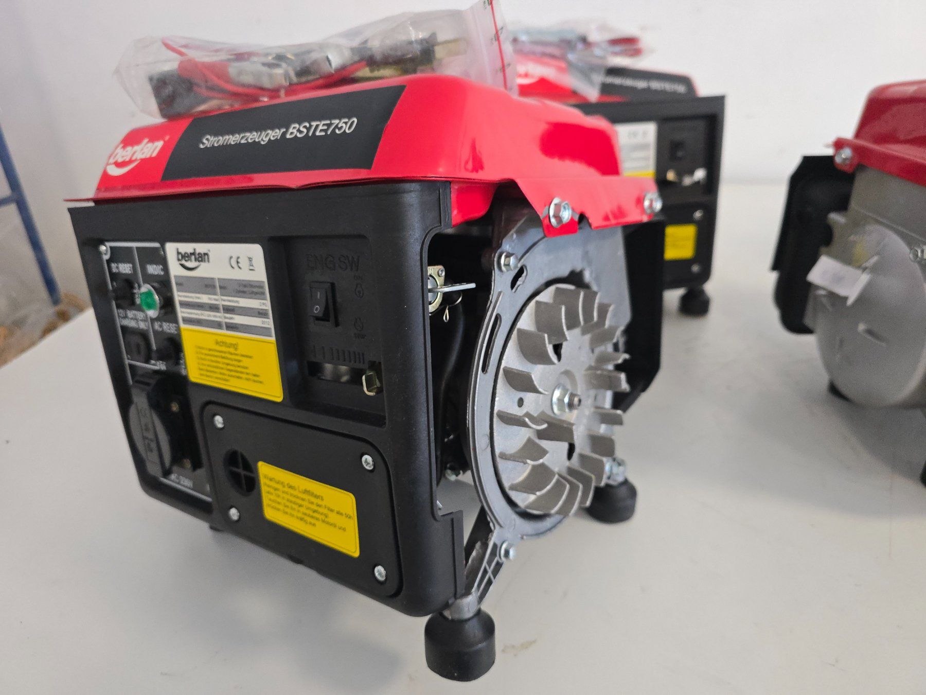 Generatori di corrente: 5x 2 PS Benzin Stromerzeuger Generator 750W Notstromaggregat – Difettoso da Baar venduto da Werkzeugzentrum 4