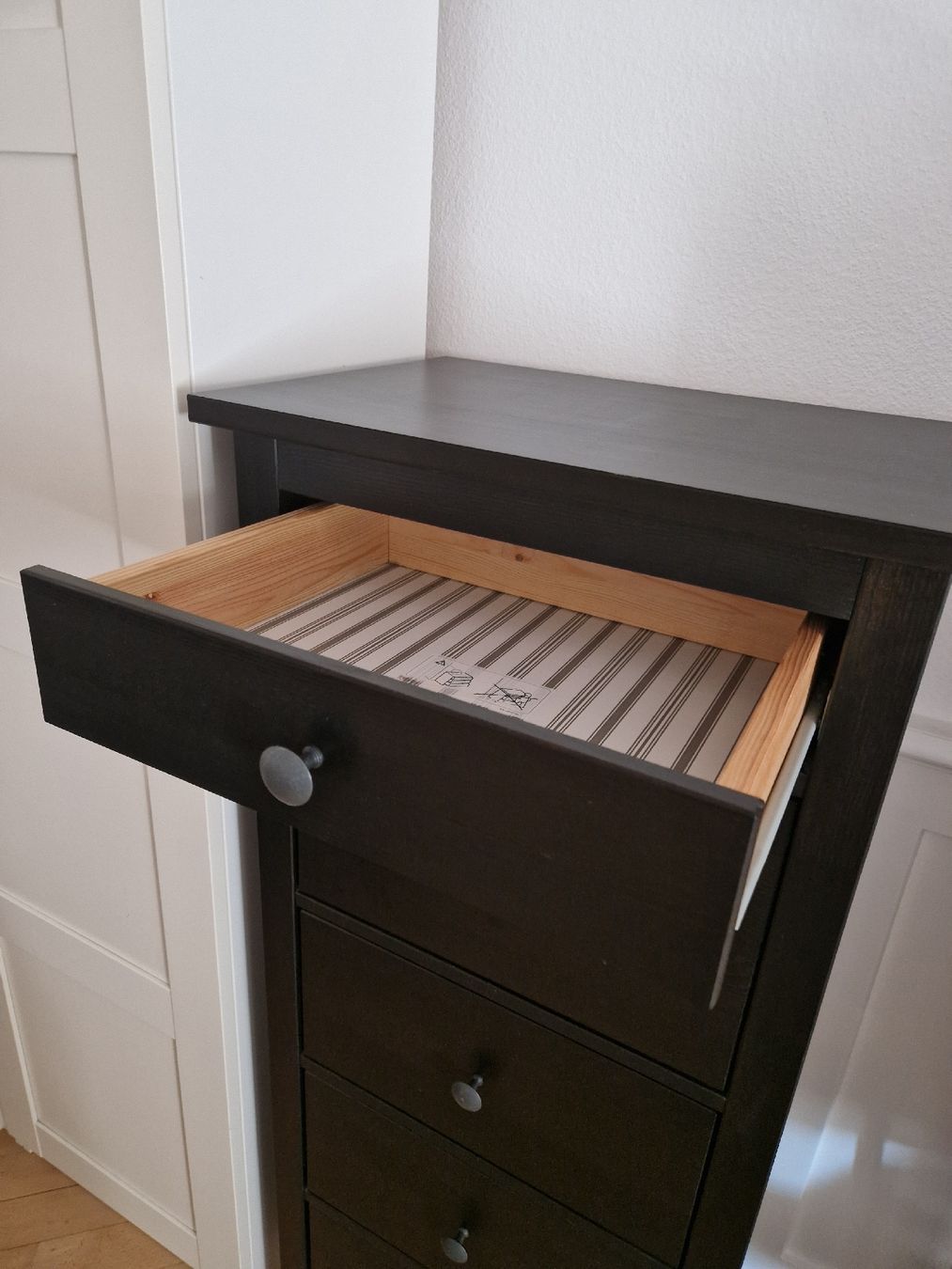Ikea Commodes: Ikea Hemnes Kommode hoch, schwarz – D'occasion à St. Gallen par Sayuri 5