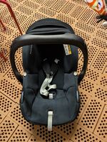 Maxi Cosi Babyschale und 2x passende Isofix station