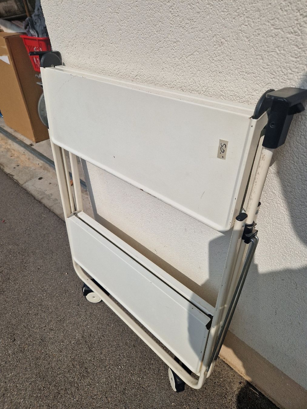 Dessertes: Servierwagen weiss klappbar 70cm hoch 60cm breit  – D'occasion à Mörigen par Clio111 2