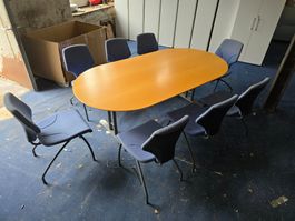 grosser Sitzungstisch mit 8 Giroflex Sitzungsstühle ab 1.-