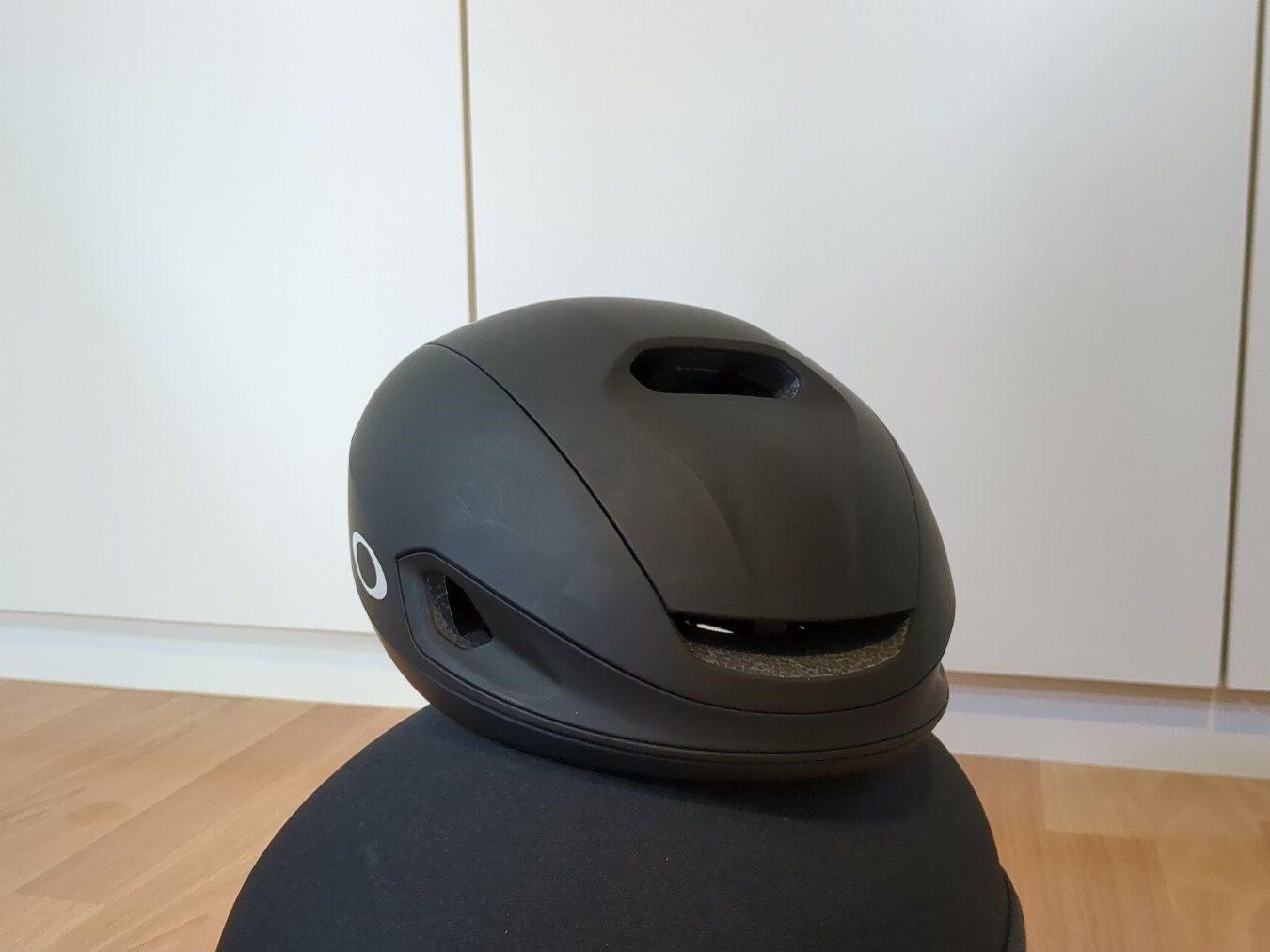 Oakley Caschi: Oakley Aro7 Lite Mips black Taille L with storage case – Usato da Bourguillon venduto da sellerfromthenet