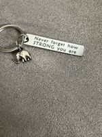 Schlüsselanhänger Elefant Spruch "Never forget how STRONG yo