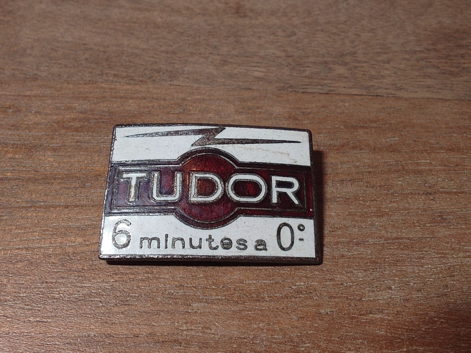 Placchette & Badge: Insigne TUDOR vintage  – Difettoso da Genève venduto da arnoo