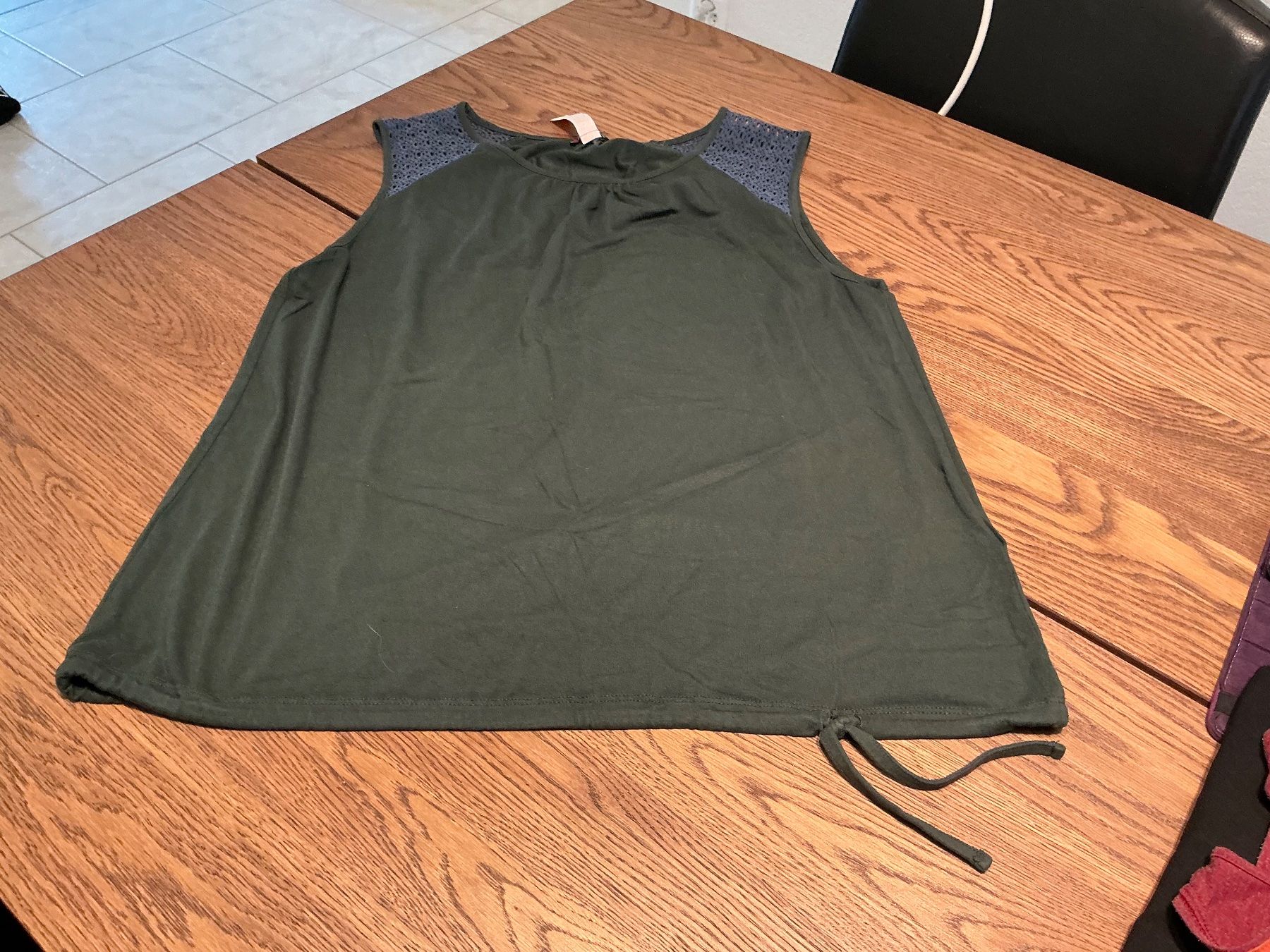 Top: Grünes Sommertop mit Spitzendetails, Gr. 44  Street One – Usato da Würenlos venduto da sweety5436 1