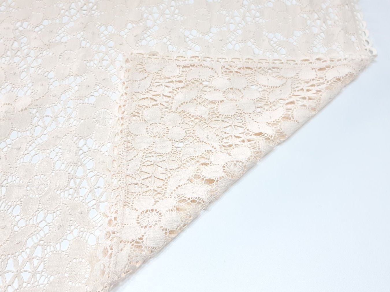 Altra biancheria da tavola: Tischdecke aus Spitzenstoff - Nappe en dentelle – Usato da Savagnier venduto da Marderuth
