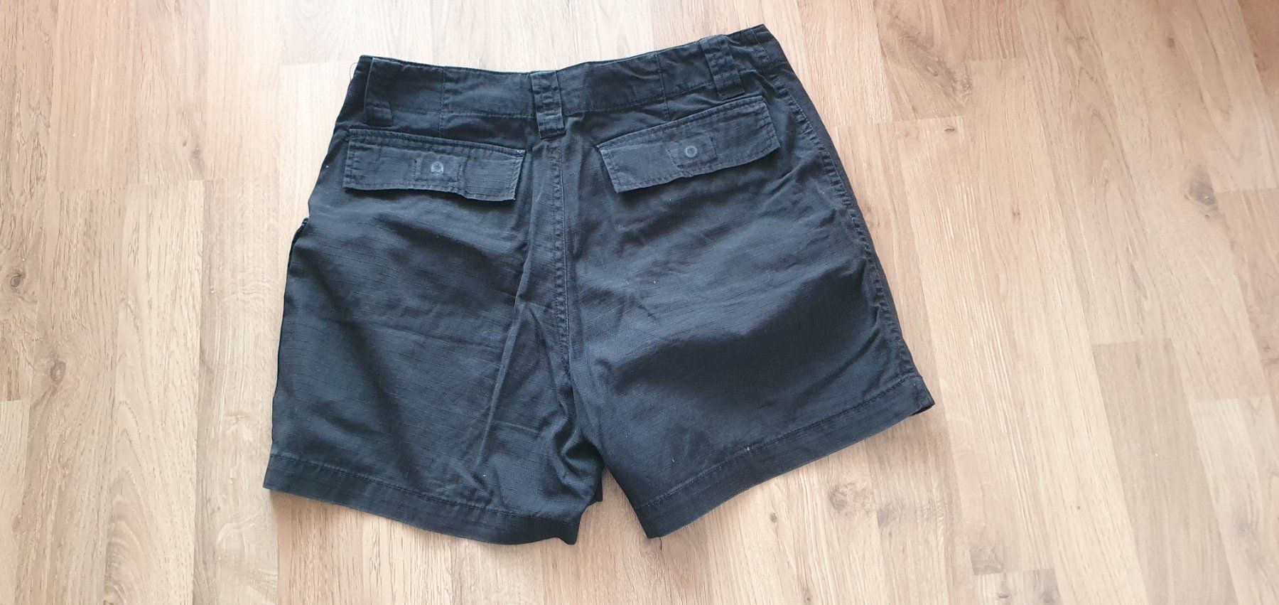 Pantaloni: Schwarze Shorts, Gr. 36 – Usato da Wallenwil venduto da Rainbow45 1