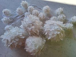 WEIHNACHTSDEKORATION IN WEISS MIT GLITZER