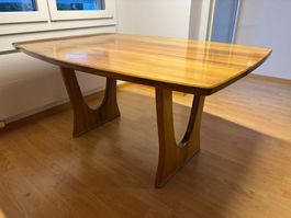 Nussbaumtisch massiv und elegant, Unikat vom Schreiner,