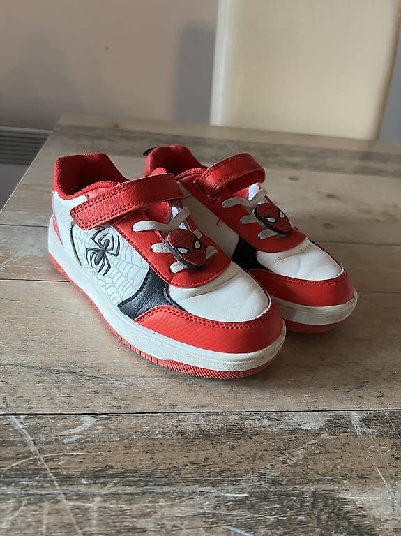 Scarpe per ragazzi: Chaussures Spiderman 30-31 – Usato da Préverenges venduto da Dani_La_Brocante