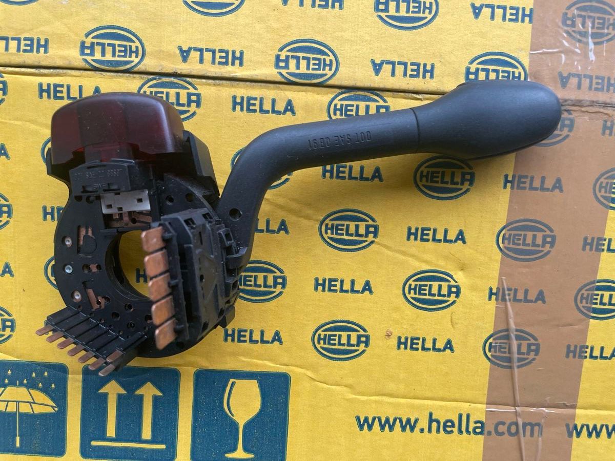 Volkswagen Tutti pezzi di ricambio auto: VW Golf II 3 | Commodo clignotant bouton warning, occasion – Usato da Denges venduto da Ricautomotive