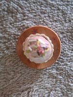 Leckeres Cupe Cake auf Holztellerli fürs Puppenhaus