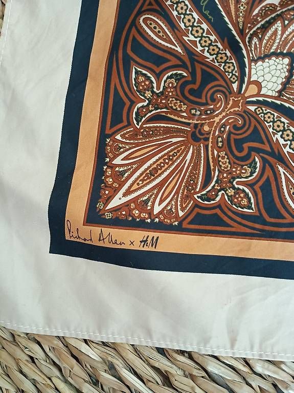 H&M Foulard & Sciarpe: Foulard von Richard Allan x H&M – Usato da Zürich venduto da Melianea 1