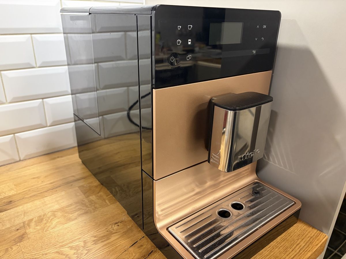 Miele Macchine per caffè & Macchine per espresso: Kaffeemaschine MIELE CM5510 Roségold – Difettoso da Wetzikon ZH venduto da Clickcz