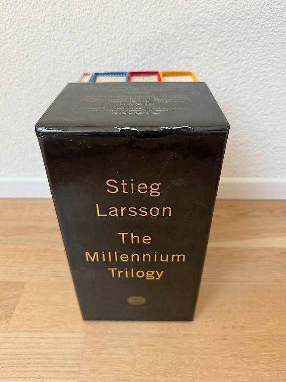 Libri: Stieg Larsson Millennium Trilogy - Englisch - Hardcover Box – Usato da Hüttikon venduto da Mellie422 1