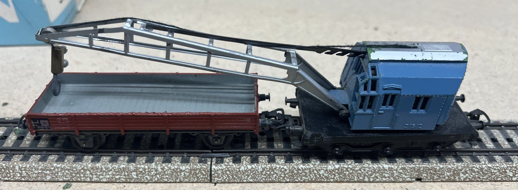 Märklin Modellini di ferrovie: Kranwagen blau mit Güterwagen braun – Usato da Jonen venduto da dbrodbeck