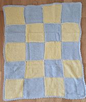 Handgestrickte Babydecke, hellblau/gelb, Unikat