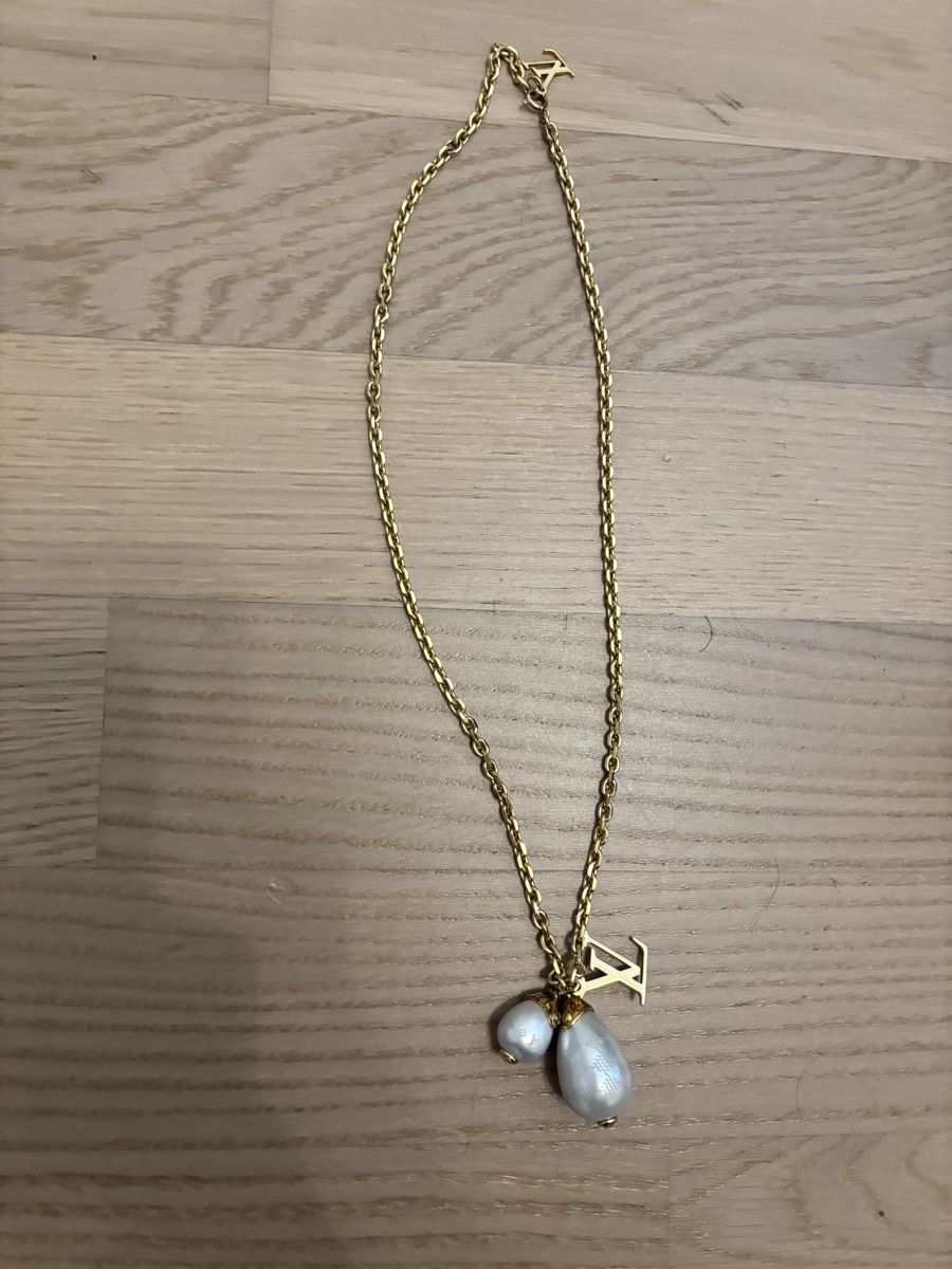 Louis Vuitton Catenine: Collier Louis Vuitton doré avec perles, état impeccable – Nuovo e nell'imballaggio originale da Saxon venduto da Hatlia_Shop