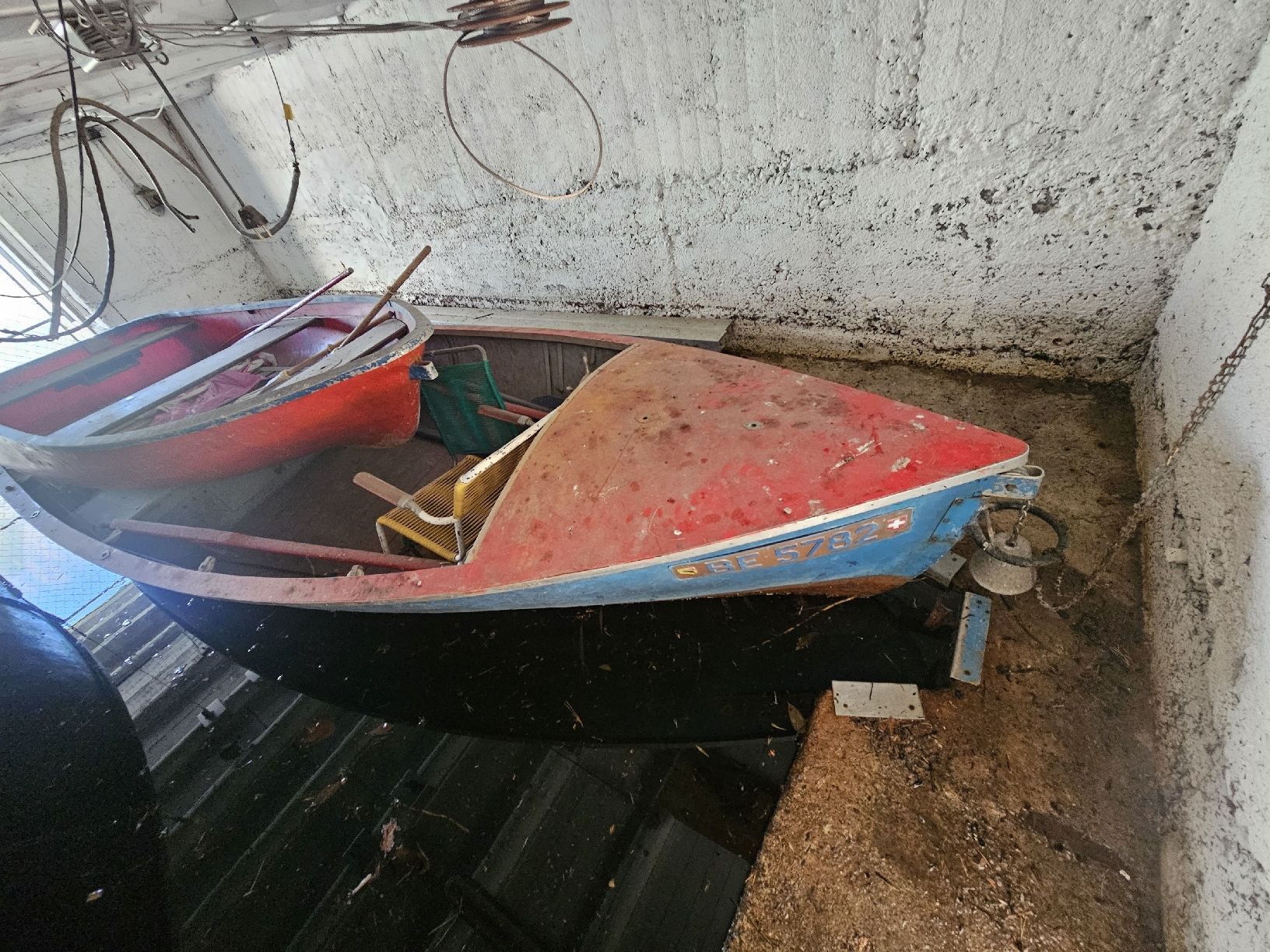 Boote: Altes Motorboot, rot/blau, Bastlerobjekt,Top-Preis! – Gebraucht aus Wünnewil von Vm0