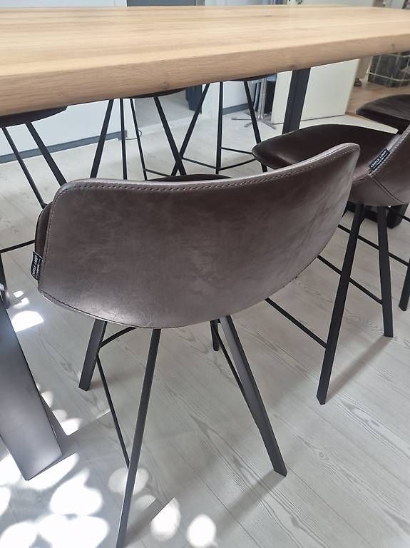 Tavoli: Table et chaises hautes cuir Schilliger – Nuovo e nell'imballaggio originale da Crans VD venduto da tgdis 3